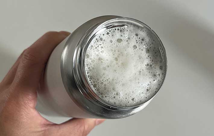 タイガー『真空断熱炭酸ボトル』にビールを注ぐ