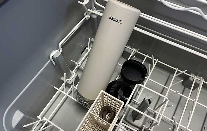 タイガー『真空断熱炭酸ボトル』を食洗機に入れる様子