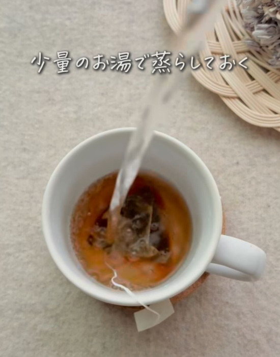 紅茶のティーバッグをお湯で蒸らしている様子