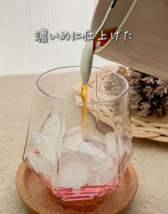 氷の入ったグラスに紅茶を入れている様子