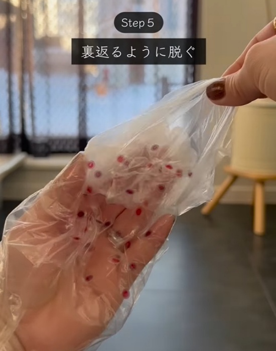 重ねた使い捨て手袋を外している様子