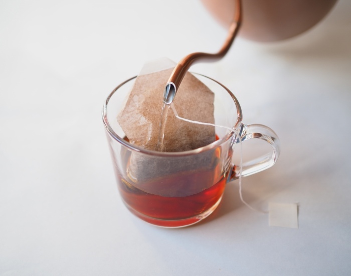 紅茶を淹れている様子