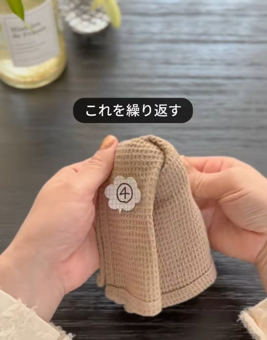 ８つ折りのふきんを手にしている様子