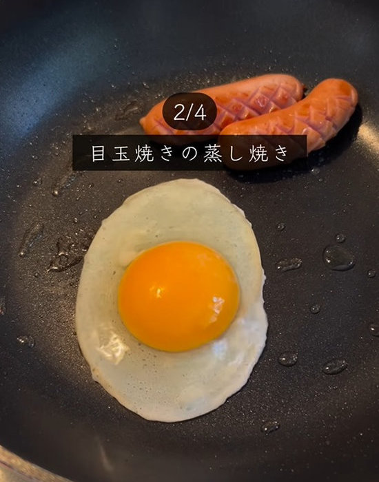 目玉焼きを作っている様子