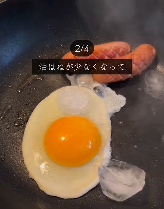 目玉焼きが入ったフライパンに氷を入れている様子