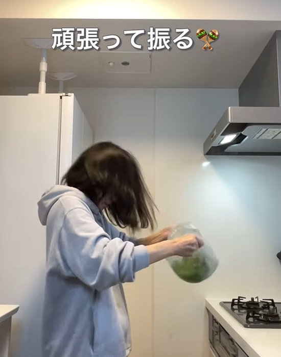 袋を振っている様子