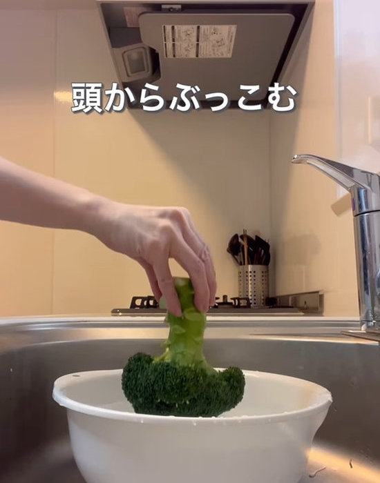 ブロッコリーを入れる様子