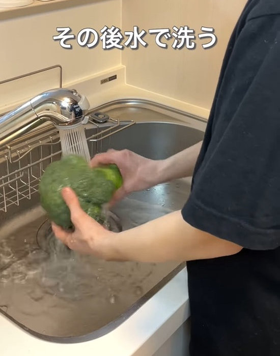 ブロッコリーを水洗いしている様子