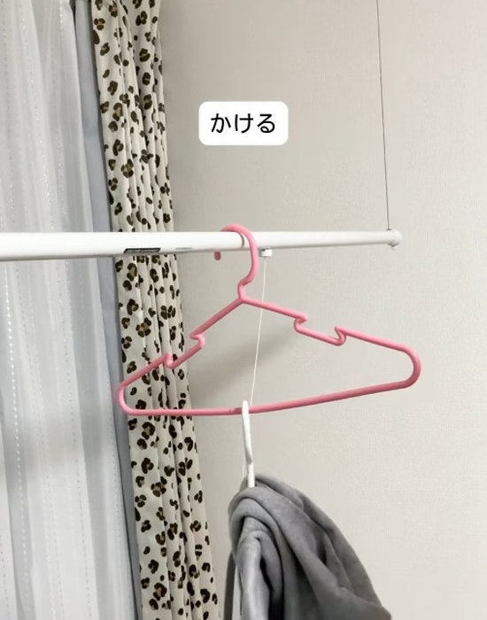 別のハンガーにパーカーをかけた状態で引っかける
