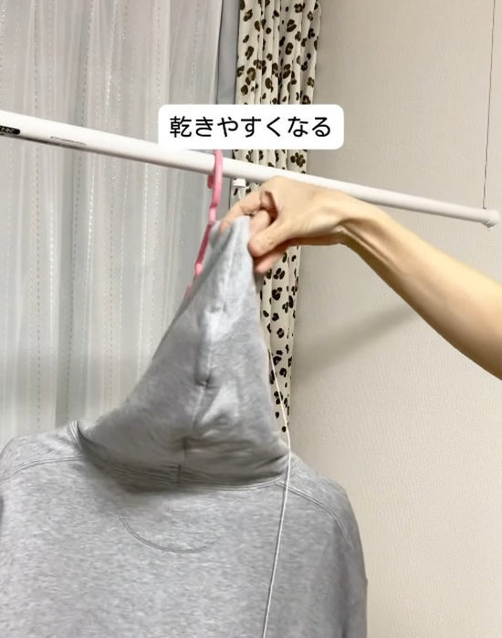 上のハンガーにフードをかける