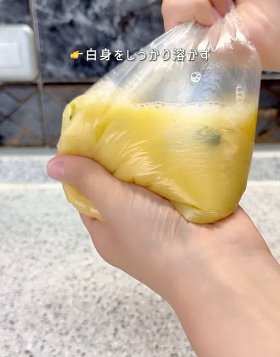 茶碗蒸しの材料を混ぜている様子