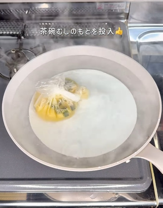 皿が入ったフライパンに入れた茶碗蒸しのもと