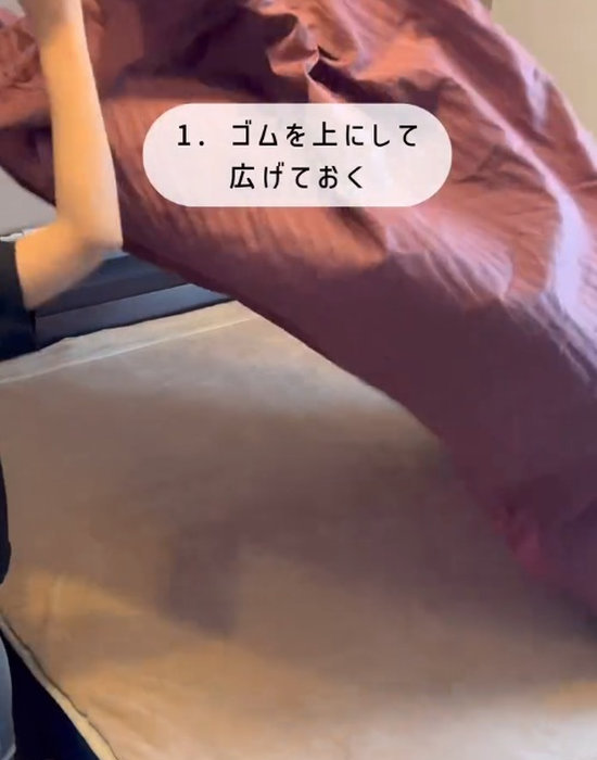 ボックスシーツを広げる様子