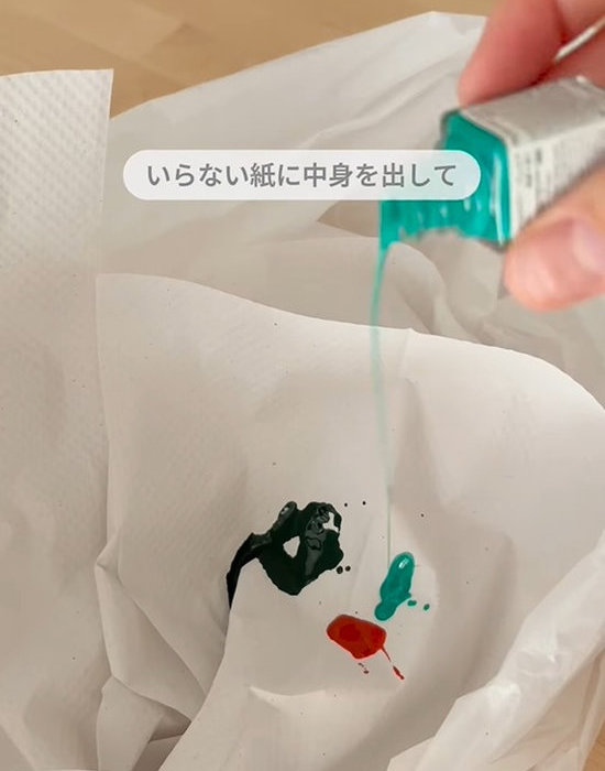 マニキュアを垂らす様子