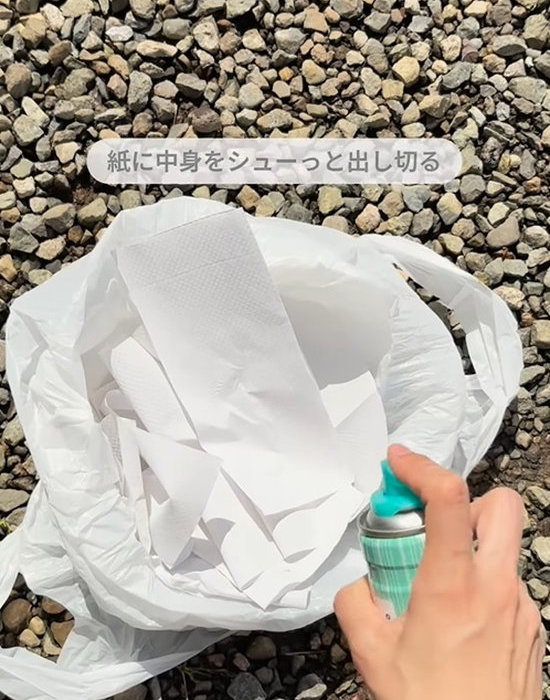 袋の中にスプレーする様子