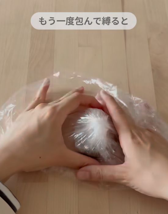 口を広げてゴミを包む様子