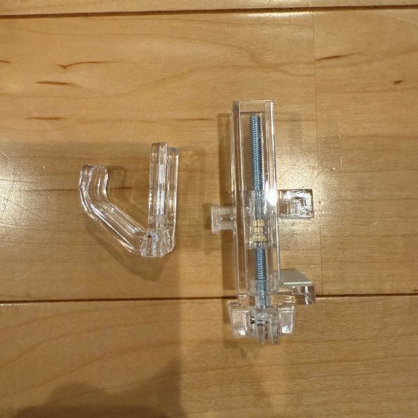 かもいフックのフック部分を取り外した様子