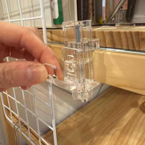 フックを本体に取り付ける様子