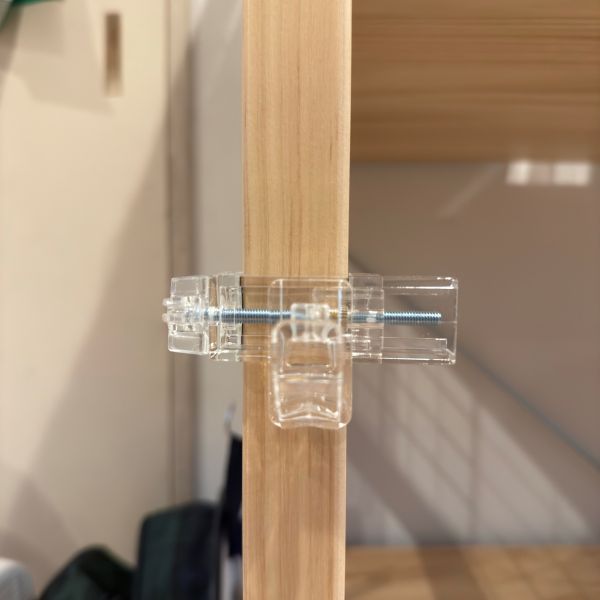 かもいフックを横向きに取り付けた様子