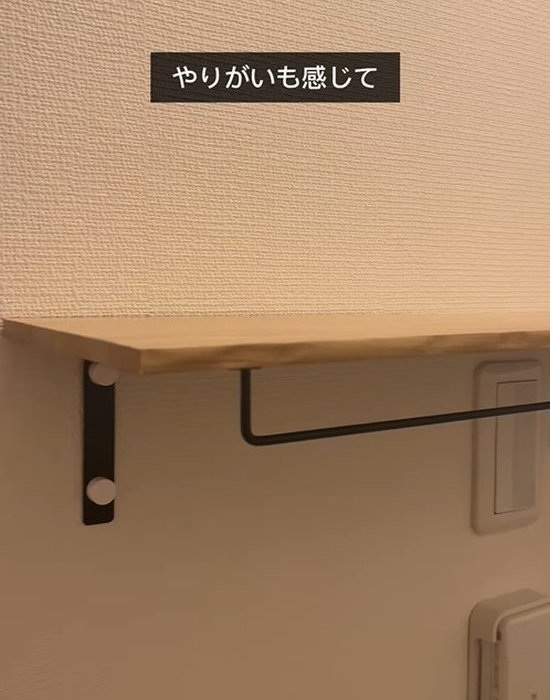 棚板にアイアンバーを取り付けた様子
