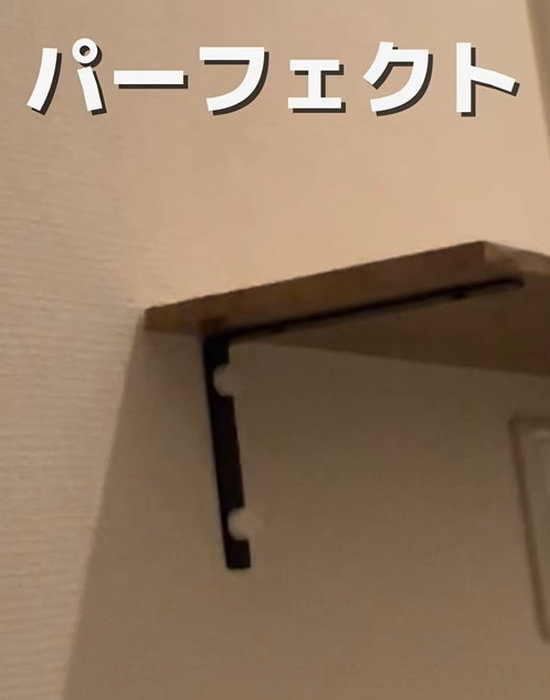 プッシュピンで棚板を取り付けている様子