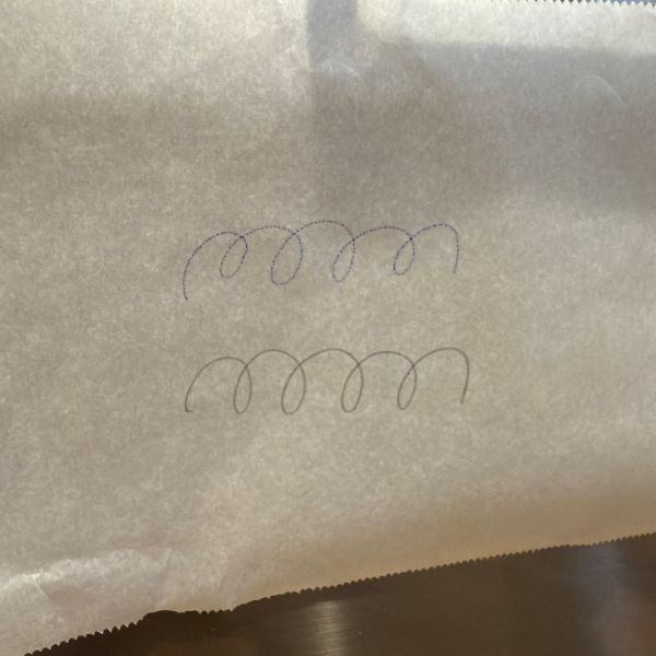 クッキングシートにペンで試し書きした様子