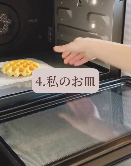 電子レンジからワッフルを出す様子