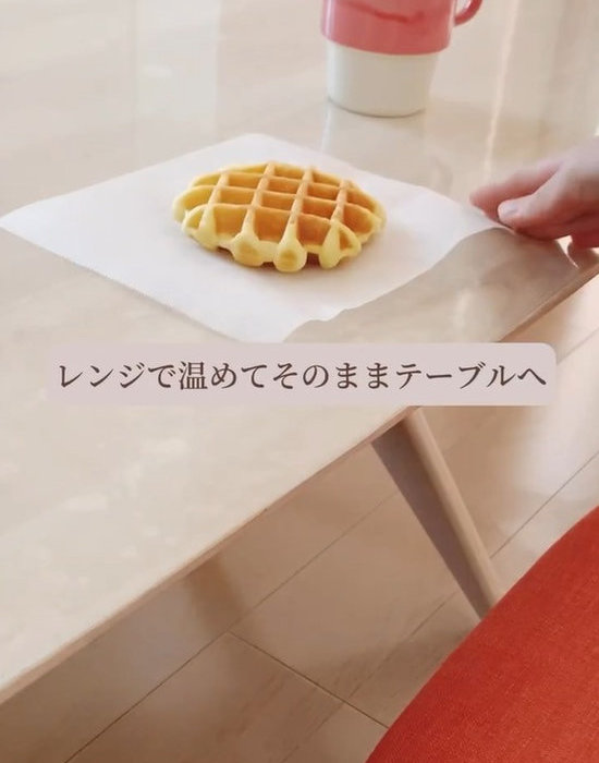 クッキングシートの上にあるワッフル