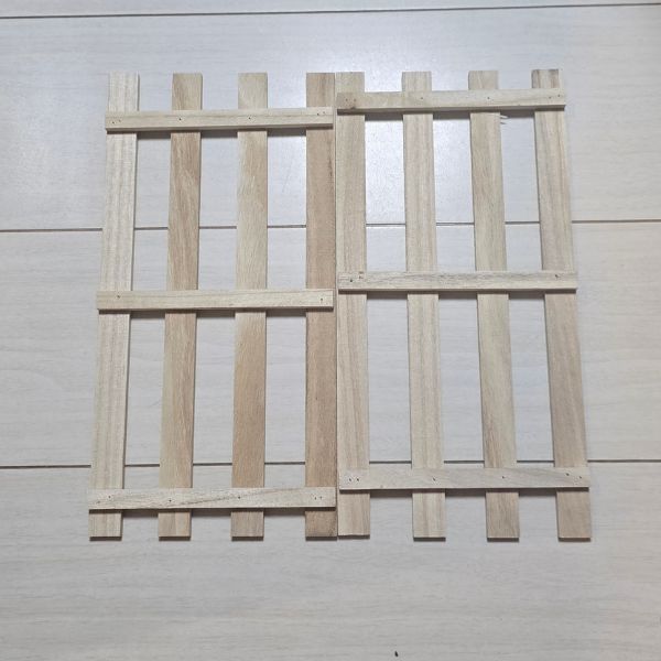 ２枚セットになっているすのこの１枚を回転させて２枚を並べた様子