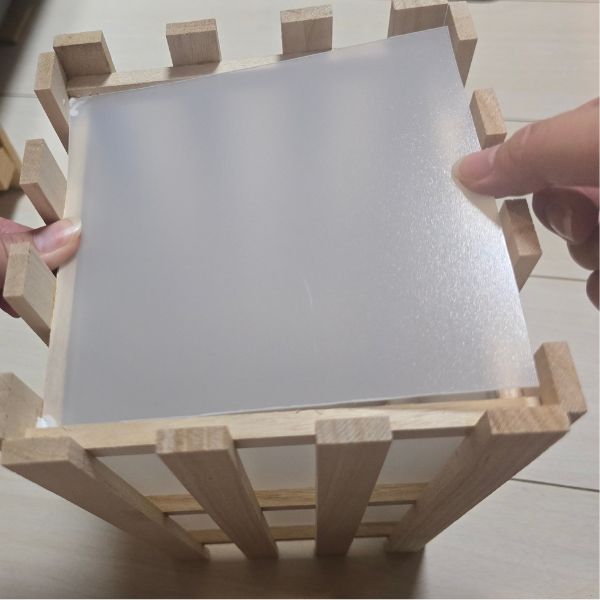 ボックス状にしたすのこの底面に『PPシート』を貼る様子
