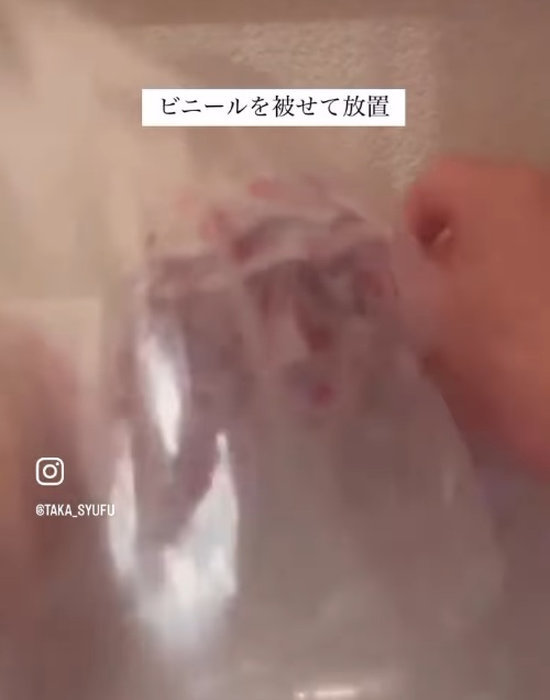 トイレの蛇口にビニール袋をかぶせている様子