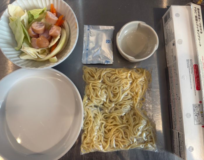『電子レンジで作る焼きそば』の材料を並べた写真