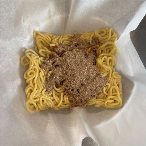 クッキングシートの上に麺と粉末ソースをのせた様子