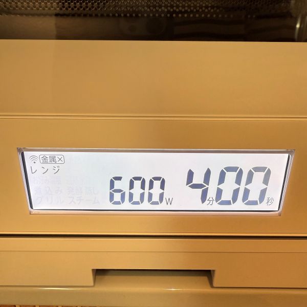 「６００W４分」と表示された電子レンジの画面の写真