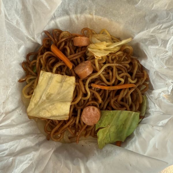 電子レンジで作った焼きそばが完成した様子