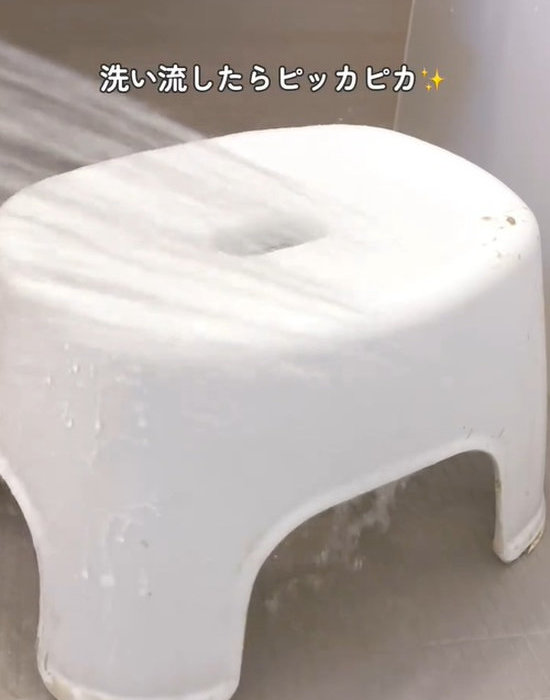 お風呂の椅子にシャワーを当てている様子