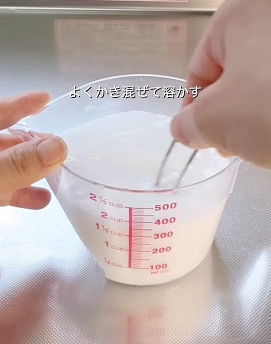 水溶き片栗粉を混ぜている様子