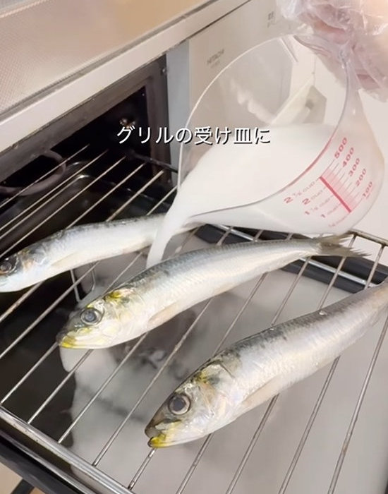 魚焼きグリルに水溶き片栗粉を入れている様子