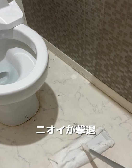 床を掃除する様子