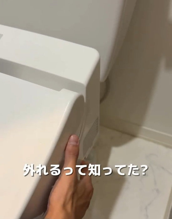 便座を外そうとする様子