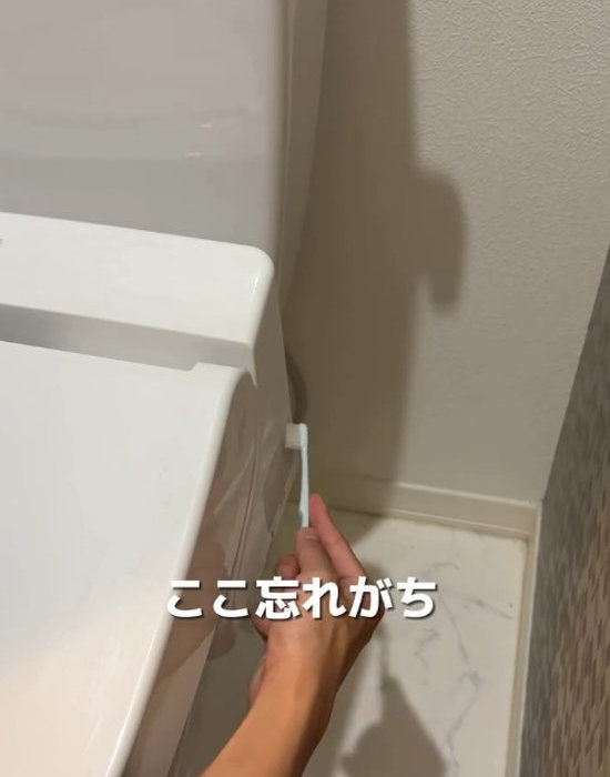 脱臭フィルターを掃除する様子