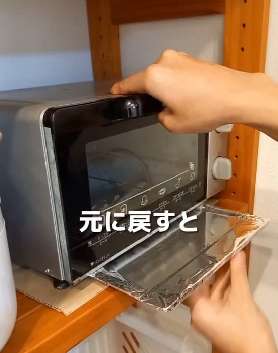 トースターのパーツを元に戻している様子