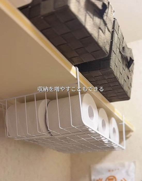 吊り下げワイヤーバスケットに入ったトイレットペーパー