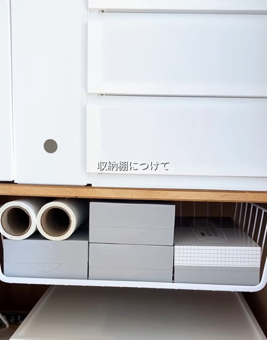 吊り下げワイヤーバスケットを使ったリビング収納
