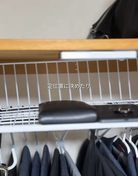 吊り下げワイヤーバスケットに入った小物