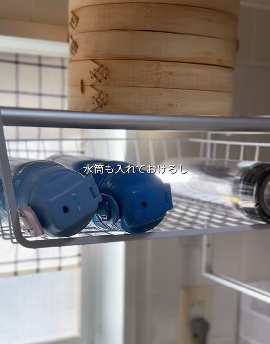 吊り下げワイヤーバスケットに入った水筒