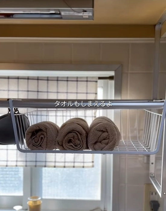 吊り下げワイヤーバスケットに入ったタオル