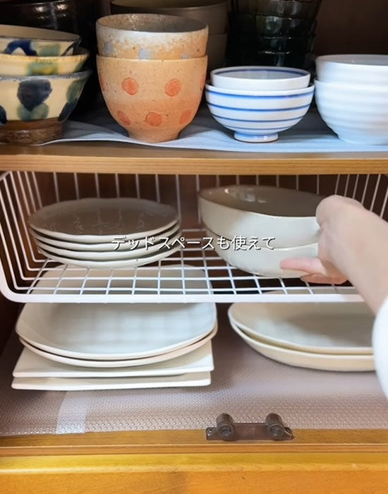 吊り下げワイヤーバスケットにお皿を入れている様子