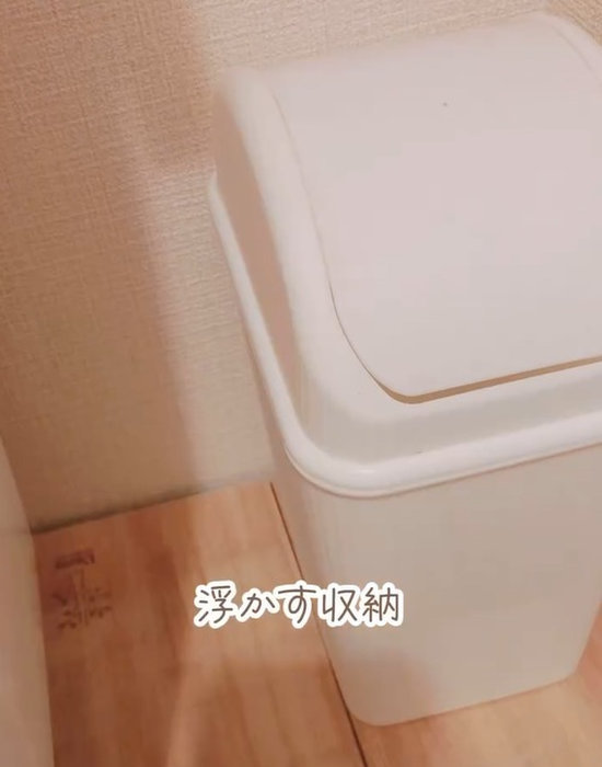 トイレに設置した突っ張り棒にブックエンドを差し込んでいる様子