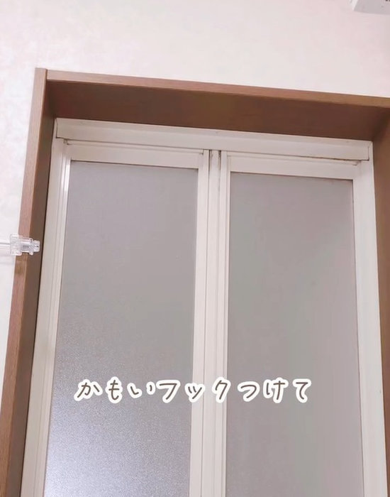 ドアに取り付けられたダイソーのかもいフック